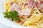 Спагетти с беконом и грибами