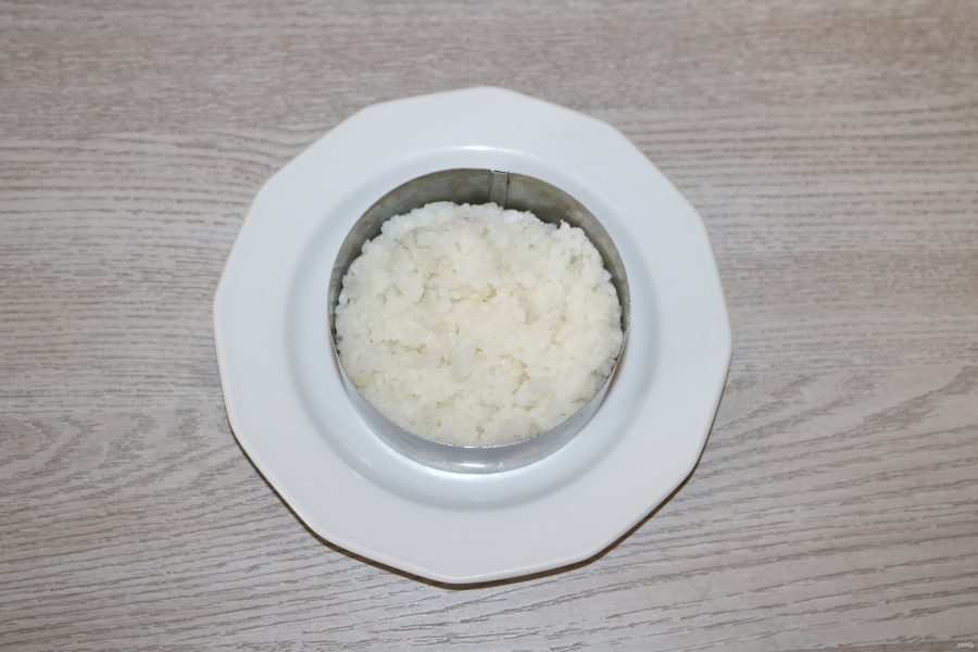 Салат из риса и шпрот