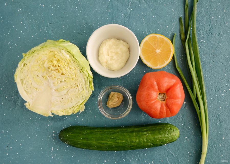 Салат с капустой, огурцом и помидором
