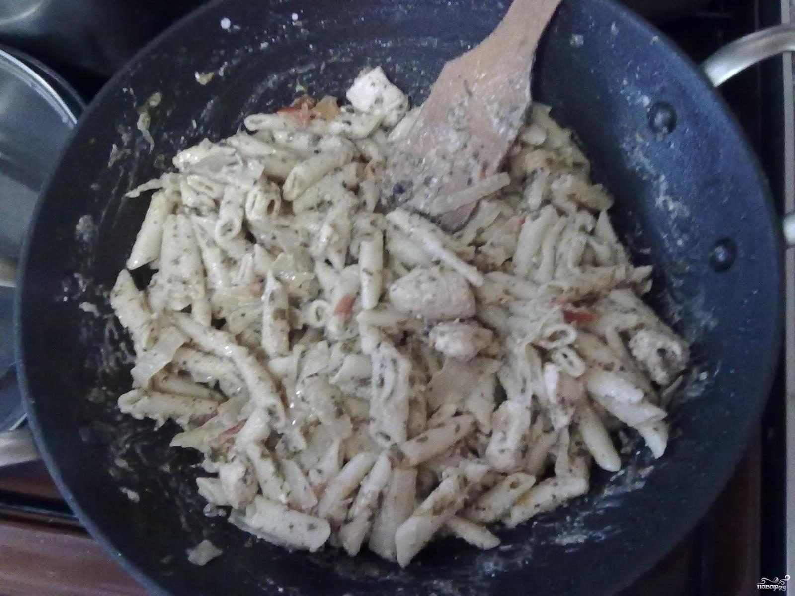 Рецепт Паста пенне с курицей, сыром фета и овощами