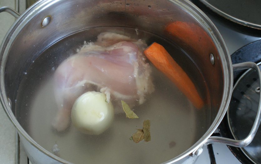 Сколько варить курицу для супа после. Курица с бульоном в кастрюле. Бульон с курицей. Бульон из курицы в кастрюле. Курица варится.
