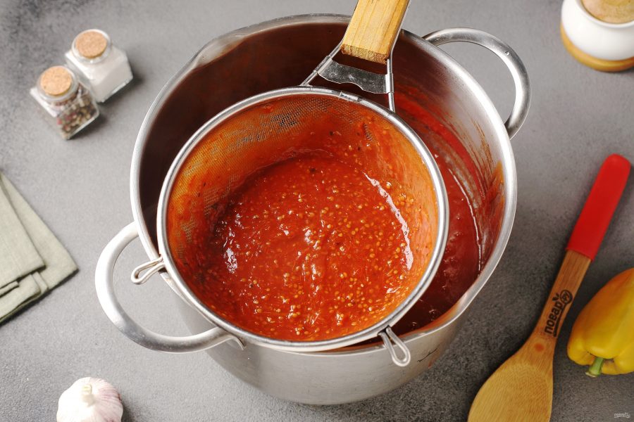 Домашний кетчуп из помидор рецепт пошагово. Смесь через сито. Кетчуп из 2018 года помидор. Кетчуп из перчатки. Pomidorov Dzvadzex рецепт.