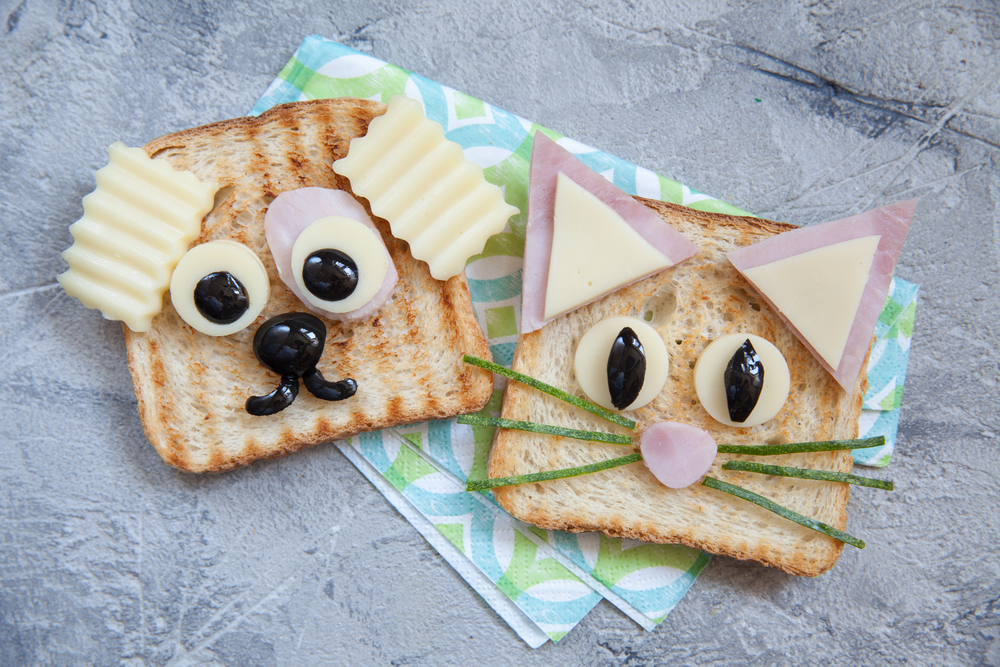 Детские сэндвичи в виде мордочек кота и собаки