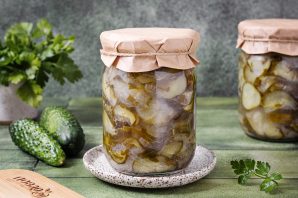 Салат с огурцами на зиму