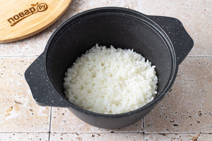 Рисовые котлеты. Приготовление биточков рисовых. Рисовые биточки формовка. Рис с котлетой. Рисовые котлеты на сковороде