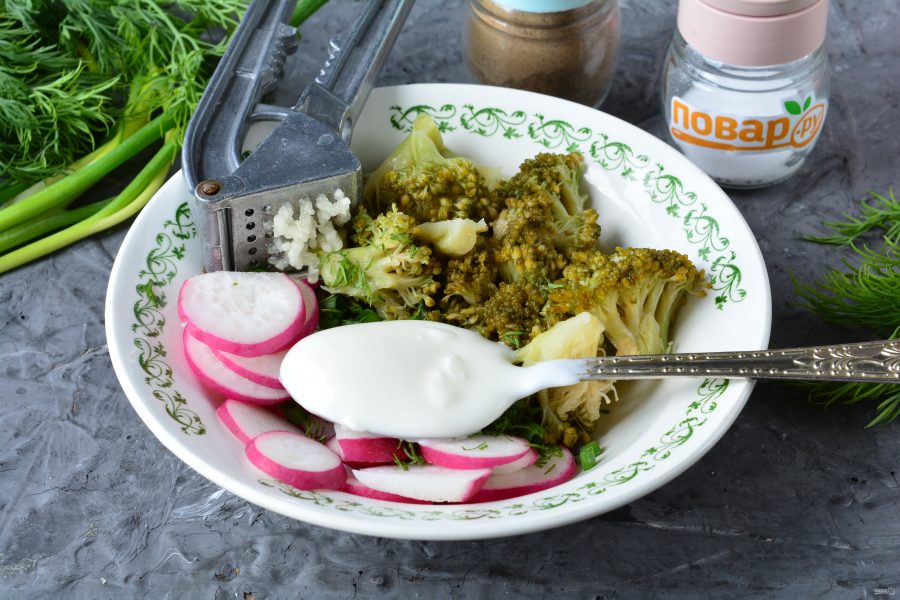 Салат с брокколи и редисом