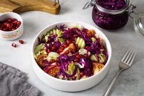 Салат по-турецки с маринованной капустой