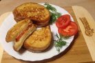 Теплый сэндвич с сыром и помидором