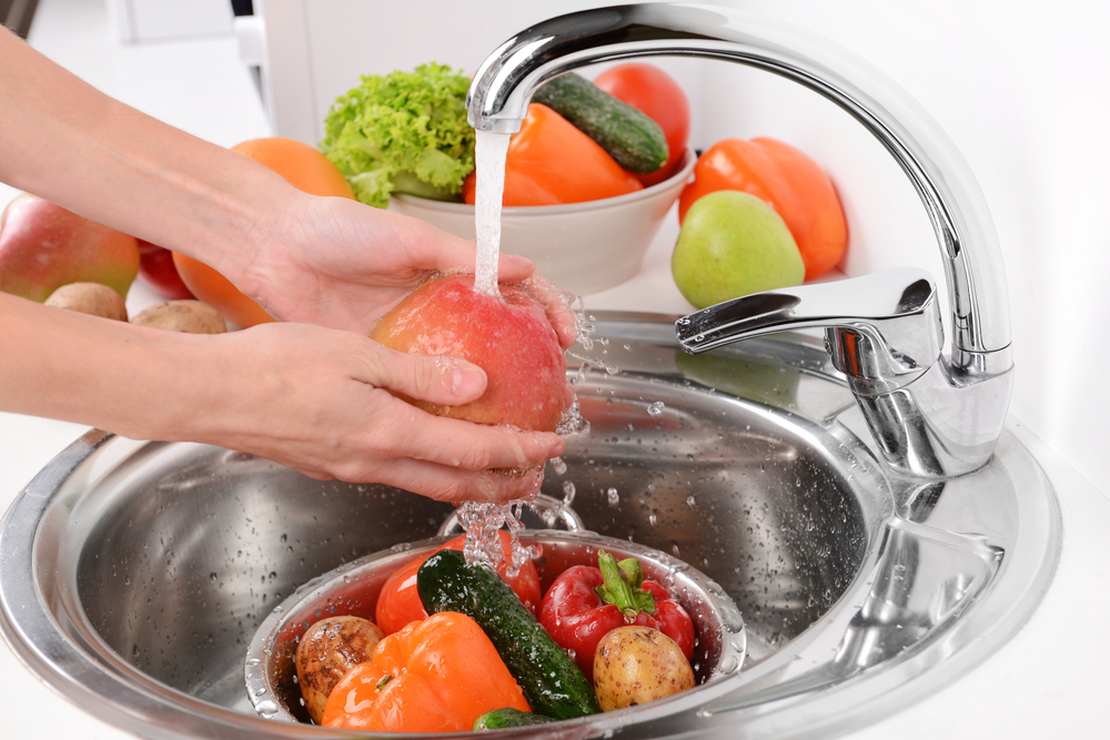 Мытье фруктов и овощей под проточной водой