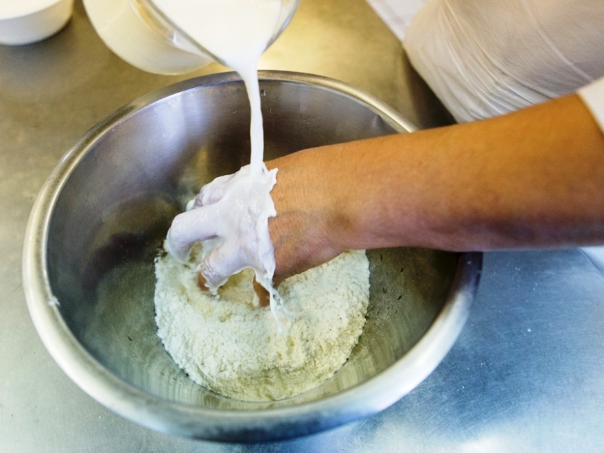 Видео как замешивают тесто