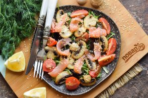 Салат с красной рыбой и шампиньонами
