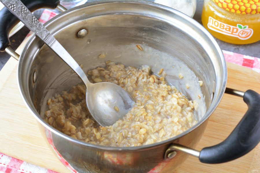 Овсяная каша на воде с яблоками и медом