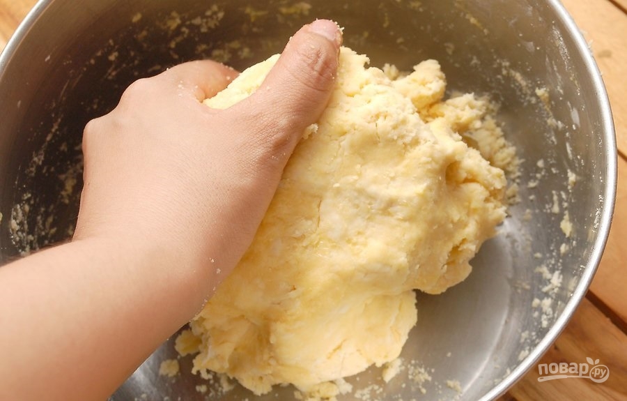 Как сделать так чтобы получилось тесто. Замешивание песочного теста. Месить тесто. Месить песочное тесто. Песочное тесто замес.
