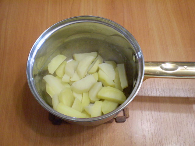 Картошку кидают в кипящую воду