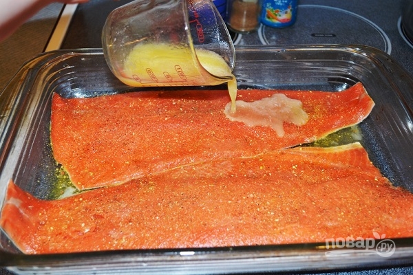 Красная рыба с морковью и луком
