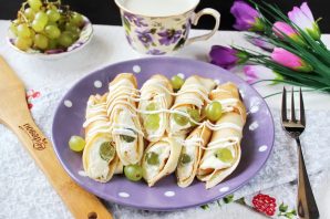 Блины с творогом и виноградом