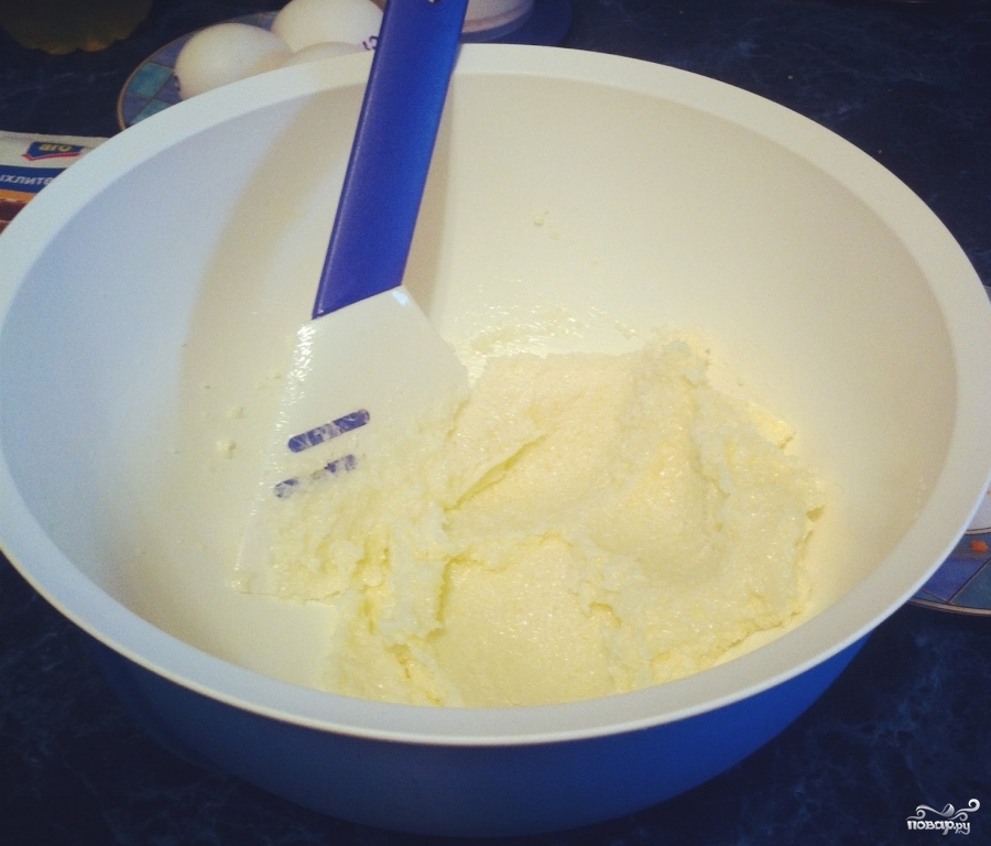 Сливочное масло в мультиварке. Мука перетертая с маслом. Масло сливочное перетереть для теста. Добавлять яйцо в творог для творожного пирога. Масло размягчить и растереть с сахаром как это.