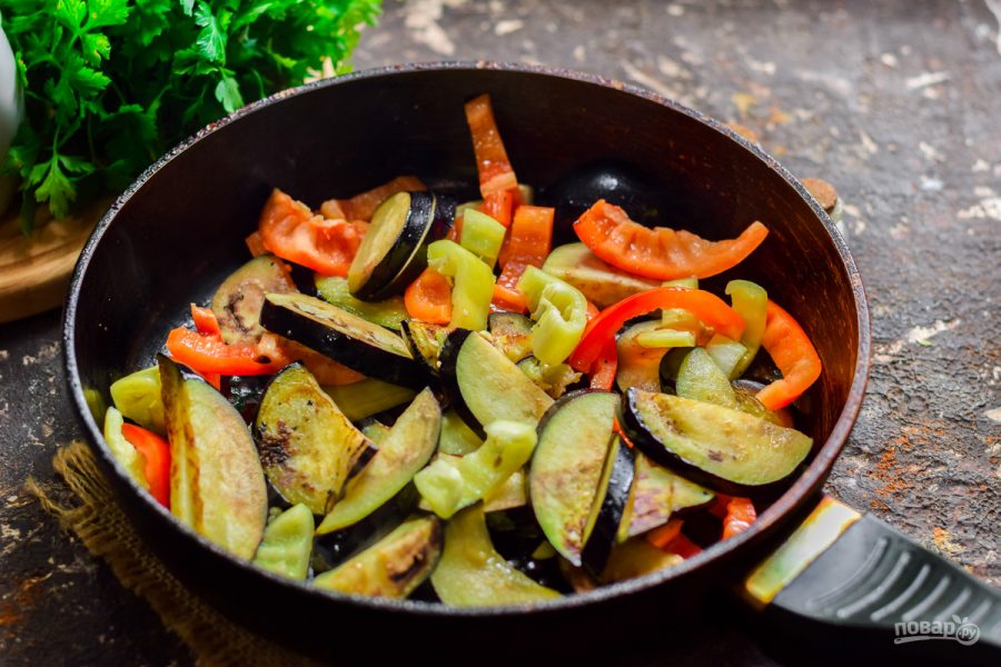 Овощи на сковороде рецепты быстро. Жареные овощи. Баклажаны с болгарским перцем. Овощи на сковороде. Баклажаны жареные с овощами.