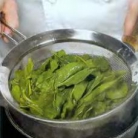 Рецепт Зелёный салат с орехами и изюмом