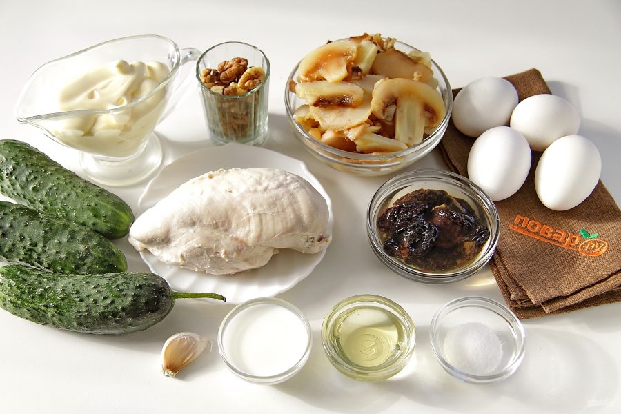 Новогодний салат "Елочка" с курицей, грибами и яичными блинчиками