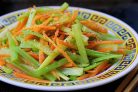Салат из моркови и сельдерея с кунжутом