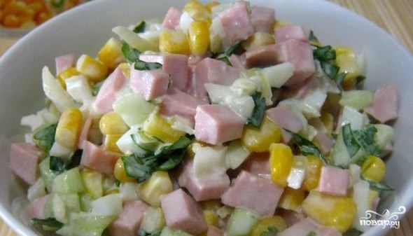 Рецепт Салат с колбасой и кукурузой